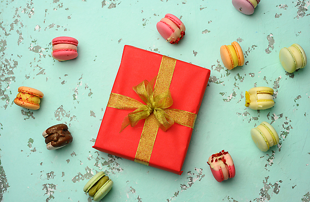 포토 JPG 해외이미지 디저트 실내 사람없음 선물상자 하이앵글 파란배경 마카롱 해외포토 음식 뷰포인트 백그라운드 선물 내부 파란색 상자 파일형식 이미지허브