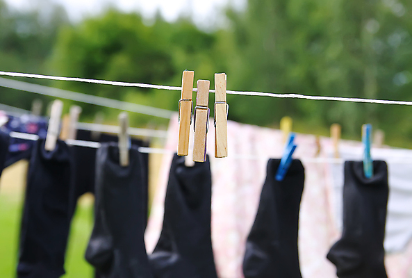 포토 JPG 해외이미지 옷 선 밧줄 셔츠 가사 가정 하늘 바람 주택 건조 매달리기 집게 사람없음 야외 빨간색 초록색 파란색 컬러풀 젖음 흰색 직물 신선 업무 코드 위생 빨래 빨랫줄 세제 회전 클립 빨래집게 해외포토 자연요소 줄 컬러 상의 모션 날씨 건물 작업 파일형식 이미지허브