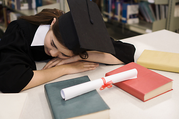 포토 JPG 해외이미지 학생 여자 교육 행복 백그라운드 졸업 학교 성공 피곤 한명 미소 야외 스터디 가운 졸업장 대학교 캡모자 해외포토 모자_잡화 1 옷 감정 컨셉 표정 사람 학습 파일형식 이미지허브