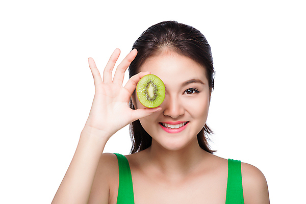 포토 JPG 해외이미지 응시 여자 실내 키위 한명 들기 상반신 성인 앞모습 뷰티 눈가림 흰배경 성인여자한명만 해외포토 1 시선 뷰포인트 백그라운드 과일 모션 사람 내부 흰색 가림 여자한명만 성인여자만 파일형식 이미지허브