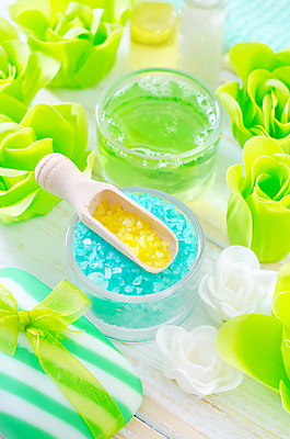 포토 JPG 해외이미지 꽃 리본 유리병 사람없음 초록색 스파 스파용품 비누 아로마테라피 스쿱 입욕소금 해외포토 식물 컬러 병_용기 위생용품 미용용품 오브젝트 소금 테라피 파일형식 이미지허브