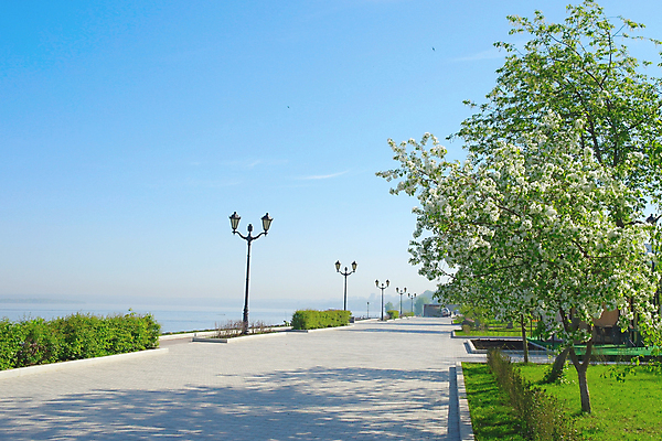 포토 JPG 해외이미지 나무 식물 구름 꽃 하늘 휴식 조명 풍경 잔디 사람없음 초록색 물 여름 파란색 강 태양 우주 봄 산책 벚꽃 손전등 도시 큼 오솔길 러시아 방법 해외포토 자연요소 계절 유럽 길 컬러 컨셉 크기 파일형식 이미지허브