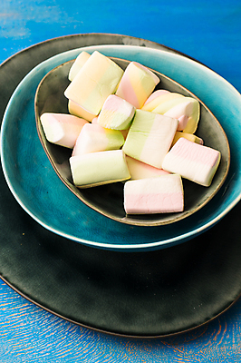 포토 JPG 해외이미지 접시 디저트 사람없음 머그컵 파란배경 마시멜로우 해외포토 식기 음식 백그라운드 컵 파란색 파일형식 이미지허브