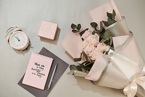 포토 JPG 해외이미지 손글씨 리본 꽃다발 회색배경 실내 사람없음 상자 장미 펜 탁상시계 스프링노트 세계여성의날 어머니의날 해외포토 기념일 꽃 시계 백그라운드 내부 필기구 공책 회색 미국문화 파일형식 이미지허브