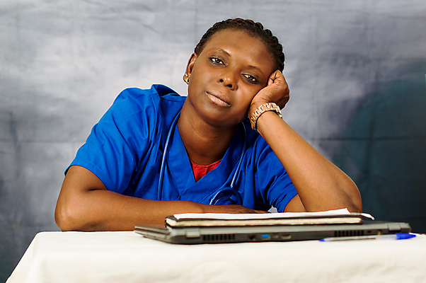 포토 JPG 해외이미지 응시 상의 건강 병원 피곤 한명 사람 치료 사무실 고통 시험 환자 의사 공구 좌절 질병 걱정 두통 문제 테라피 주장 증상 치매 해외포토 1 시선 옷 교육 감정 컨셉 비즈니스 의학 뷰티 의료진 도구 파일형식 이미지허브