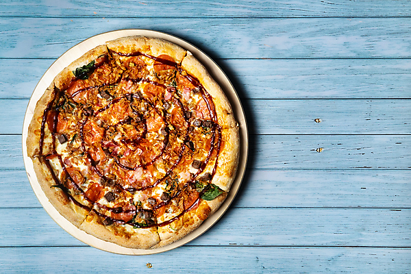 포토 JPG 해외이미지 접시 피자 패스트푸드 실내 사람없음 하이앵글 파란배경 나무받침 카피스페이스 나무배경 해외포토 식기 뷰포인트 백그라운드 서양음식 내부 목재 파란색 공백 인스턴트 받침대 파일형식 이미지허브