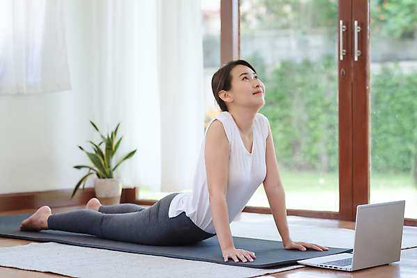 포토 JPG 해외이미지 전신 라이프스타일 응시 여자 창문 실내 한명 동양인 성인 옆모습 노트북 운동 매트 성인여자한명만 홈트레이닝 해외포토 1 시선 뷰포인트 건강 사람 인종 내부 생활 전자제품 여자한명만 성인여자만 파일형식 이미지허브