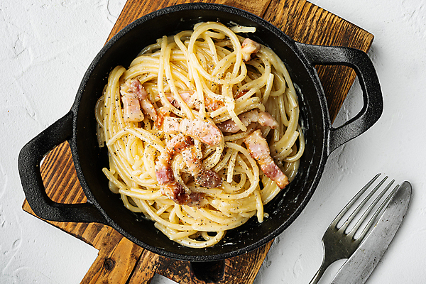 포토 JPG 해외이미지 포크 실내 스파게티 사람없음 하이앵글 나이프 냄비 흰배경 베이컨 까르보나라 나무도마 해외포토 식기 뷰포인트 백그라운드 도마 파스타 돼지고기 내부 목재 흰색 칼 솥 파일형식 이미지허브