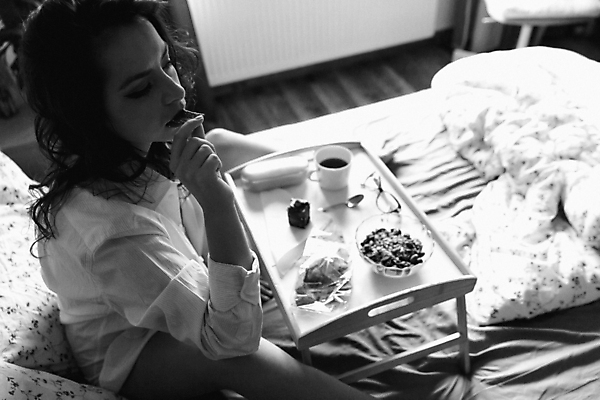 포토 JPG 해외이미지 백인 여자 흑백 실내 한명 들기 앉기 상반신 성인 옆모습 침대 아침식사 먹기 성인여자한명만 해외포토 서양인 1 뷰포인트 가구 모션 촬영기법 사람 내부 식사 여자한명만 성인여자만 파일형식 이미지허브