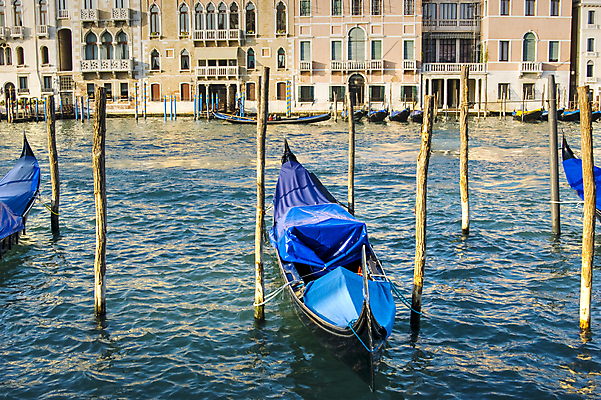 포토 JPG 해외이미지 주간 사람없음 야외 건물 물 마을 이탈리아 보트 나무기둥 베네치아 네비게이션 해외포토 자연요소 건축물 유럽 배_교통 파일형식 이미지허브