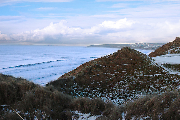 포토 JPG 해외이미지 구름 계절 스포츠 파도 바다 겨울 골프 하늘 아침 풍경 사람없음 야외 초록색 파란색 갈색 냉동 얼음 추위 게임 흰색 시골 깃발 강의 모래언덕 서리 봉 아일랜드 페어웨이 눈내림 해외포토 주간 자연요소 유럽 컬러 놀이 눈_날씨 구기 언덕 파일형식 이미지허브