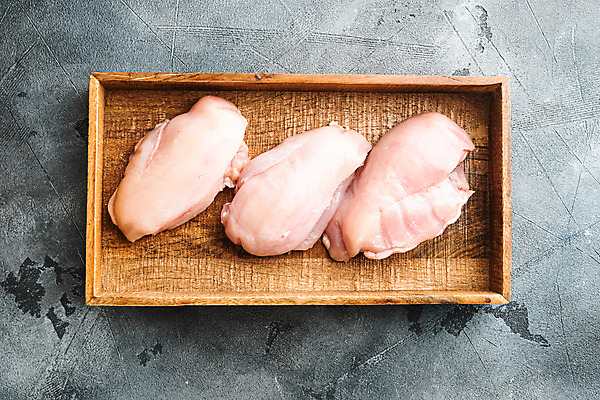 포토 JPG 해외이미지 회색배경 실내 사람없음 하이앵글 닭고기 신선 나무상자 날것 닭가슴살 해외포토 뷰포인트 백그라운드 육류 내부 상자 회색 파일형식 이미지허브