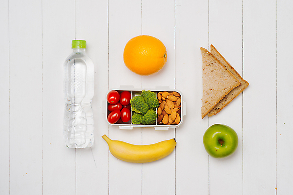 포토 JPG 해외이미지 다이어트 토마토 오렌지 바나나 사람없음 물 견과류 사과 브로콜리 물병 식빵 흰배경 도시락통 식단관리 나무배경 해외포토 자연요소 빵 백그라운드 채소 과일 건강 흰색 용기_그릇 물통 파일형식 이미지허브