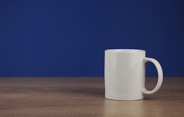포토 JPG 해외이미지 실내 사람없음 파란색 머그컵 나무탁자 카피스페이스 해외포토 컬러 탁자 내부 컵 공백 파일형식 이미지허브