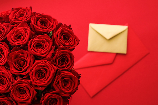 포토 JPG 해외이미지 꽃다발 백그라운드 편지봉투 발렌타인데이 사람없음 빨간색 장미 러브레터 해외포토 꽃 컬러 데이이벤트 봉투 편지 파일형식 이미지허브