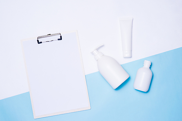 포토 JPG 해외이미지 실내 사람없음 화장품 피부관리 흰배경 파란배경 스킨케어 공병 서류판 튜브용기 목업 카피스페이스 브랜딩 해외포토 백그라운드 내부 파란색 뷰티 사무용품 공백 흰색 용기_그릇 병_담는 파일형식 이미지허브