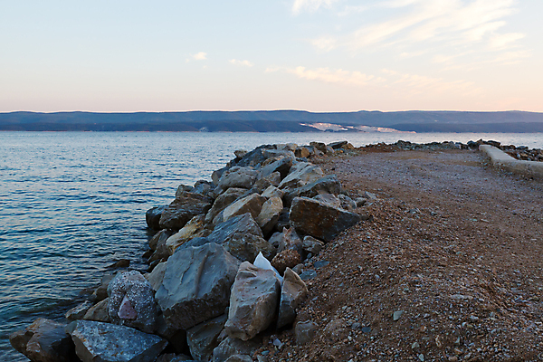 포토 JPG 해외이미지 구름 바다 분홍색 여행 자연 하늘 휴가 풍경 사람없음 물 파란색 노란색 항구 어둠 침묵 황혼 일몰 새벽 조약돌 바위 전원 만 저녁 지중해 방파제 크로아티아 석호 두더지 수평선 해외포토 자연요소 공공시설 유럽 컬러 교통시설 노을 소리 돌_바위 전기에너지 야간 생태계 파일형식 이미지허브