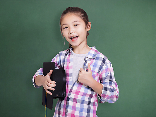포토 JPG 해외이미지 학생 여자 행복 셔츠 가방 학사모 한명 들기 상반신 앞모습 10대 최고 스마트 체크무늬 십대여자한명만 초록배경 해외포토 모자_잡화 1 잡화 감정 뷰포인트 백그라운드 컨셉 상의 무늬 졸업 모션 청소년 사람 초록색 여자한명만 십대여자만 파일형식 이미지허브