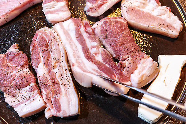 포토 JPG 해외이미지 한식 실내 집게 생고기 돼지고기 사람없음 잡기 굽기 삼겹살 해외포토 음식 모션 육류 내부 구이 파일형식 이미지허브