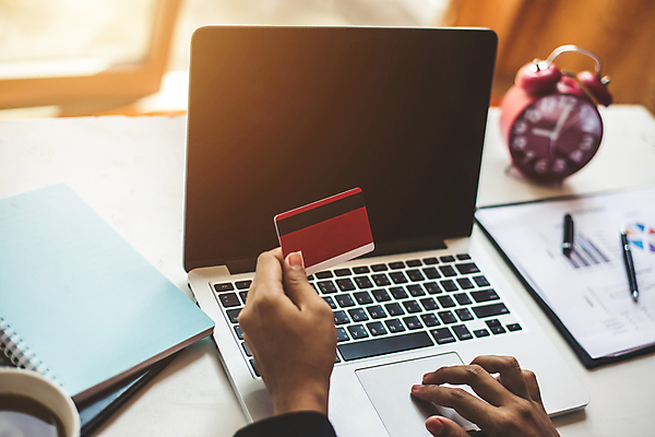 포토 JPG 해외이미지 여자 돈 인터넷 비즈니스 사람없음 노트북 쇼핑 컴퓨터 공책 잡기 비즈니스우먼 신용카드 지갑 닫기 결제 온라인 전자상거래 해외포토 모션 문구용품 사람 금융 전자제품 직장인 재산 파일형식 이미지허브