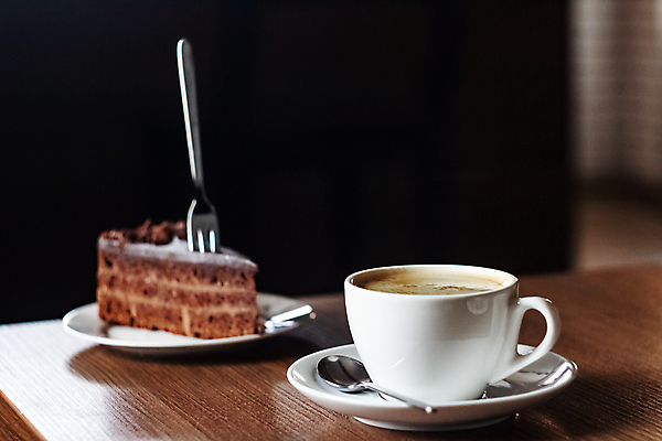 포토 JPG 해외이미지 접시 행복 커피 어린이 음식 조각 포크 부분 디저트 기념 요리 사람없음 장식 컵 갈색 파티 케이크 초콜릿 숟가락 얼음 축제 어둠 흰색 생일 달콤 맛 굽기 먹기 뿌리기 크림 코코아 커스터드 프로스팅 해외포토 자연요소 식기 기념일 감정 음료 컬러 컨셉 모션 수저 사람 이벤트 구이 제빵 파일형식 이미지허브