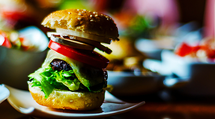 포토 JPG 해외이미지 패스트푸드 실내 사람없음 아웃포커스 한개 쌓기 햄버거 인스턴트 정크푸드 해외포토 1 음식 모션 촬영기법 내부 파일형식 이미지허브