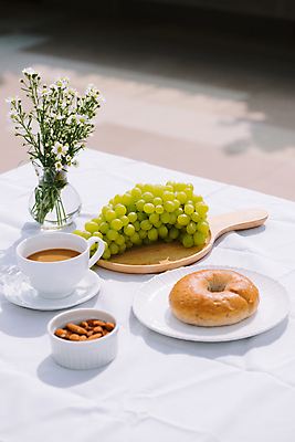 포토 JPG 해외이미지 그릇 접시 꽃 화분 커피 탁자 실내 사람없음 아웃포커스 커피잔 컵받침 청포도 아몬드 베이글 해외포토 식물 식기 음료 빵 가구 포도 잔 촬영기법 내부 견과류 받침대 파일형식 이미지허브