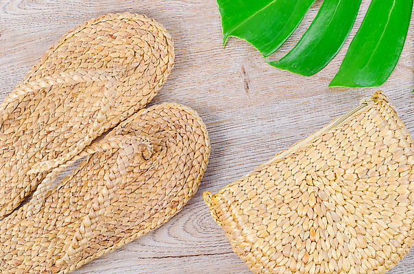 포토 JPG 해외이미지 잎 가방 실내 사람없음 자연보호 쪼리 에코 친환경 에코라이프 밀짚 친환경제품 제로웨이스트 나무배경 해외포토 식물 라이프스타일 잡화 백그라운드 자연 내부 환경 그린캠페인 짚 보호 샌들 사회이슈 파일형식 이미지허브