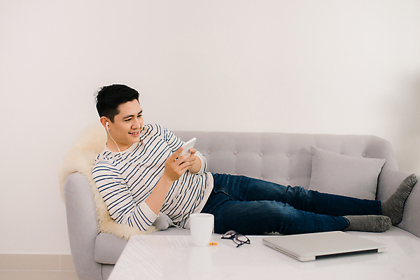 포토 JPG 해외이미지 전신 남자 여유 거실 휴식 실내 한명 들기 앉기 동양인 성인 앞모습 소파 성인남자한명만 집콕 해외포토 1 감정 뷰포인트 컨셉 의자 모션 사람 인종 내부 신조어 남자한명만 성인남자만 파일형식 앳홈라이프 이미지허브