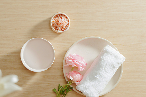 포토 JPG 해외이미지 접시 꽃 실내 사람없음 하이앵글 수건 뷰티 스파 소프트포커스 스파용품 입욕소금 나무배경 해외포토 식물 식기 뷰포인트 백그라운드 촬영기법 내부 위생용품 미용용품 오브젝트 소금 파일형식 이미지허브