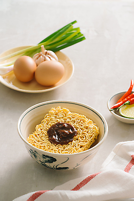 포토 JPG 해외이미지 그릇 패스트푸드 실내 사람없음 계란 식탁보 라면 면류 인스턴트 흰배경 사리 생라면 해외포토 식기 음식 백그라운드 내부 알 흰색 파일형식 이미지허브