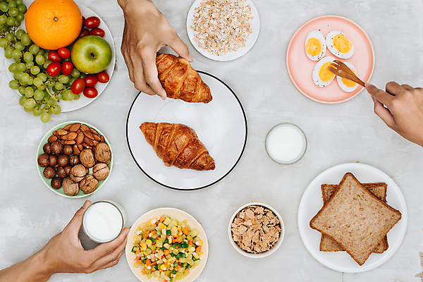 포토 JPG 해외이미지 접시 손 빵 다이어트 토마토 채소 오렌지 과일 탁자 회색배경 포도 신체부위 하이앵글 계란 식사 샐러드 우유 견과류 잡기 사과 시리얼 크루아상 식빵 아몬드 오트밀 해외포토 식기 음식 뷰포인트 가구 백그라운드 모션 유제품 건강 사람 알 회색 파일형식 귀리 이미지허브