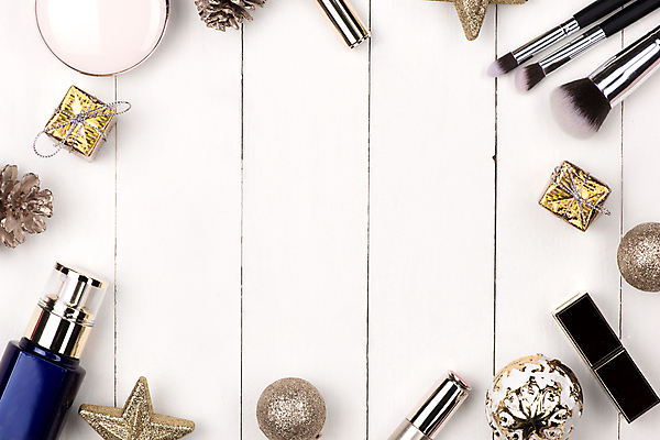 포토 JPG 해외이미지 별 프레임 실내 사람없음 선물상자 하이앵글 화장품 립스틱 흰배경 솔방울 메이크업브러쉬 에스테틱 오너먼트 카피스페이스 해외포토 자연요소 뷰포인트 백그라운드 크리스마스장식 선물 내부 상자 뷰티 공백 흰색 붓 파일형식 이미지허브