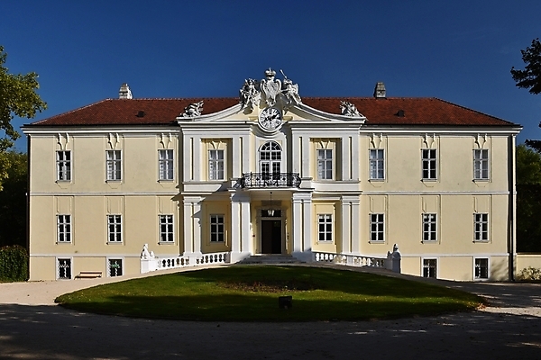 포토 JPG 해외이미지 계절 시계 여행 백그라운드 밭 자연 하늘 휴가 주택 안테나 사람없음 야외 건물 목재 초록색 파란색 컬러풀 교회 마을 탑 도시 뜨거움 오스트리아 언덕 즐거움 바로크 스타일 해외포토 나무 건축물 감정 유럽 컬러 농업 재료 통신 종교건축 생태계 파일형식 이미지허브