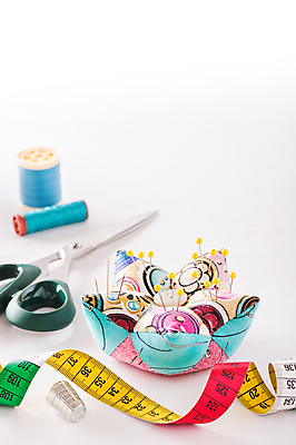 포토 JPG 해외이미지 옷 패턴 장신구 가정 줄자 자 취미 사람없음 장비 흰색 공구 직물 면 업무 실 바느질 오브젝트 질감 골무 퀼트 핸드메이드 해외포토 컬러 무늬 문구용품 도구 작업 파일형식 이미지허브