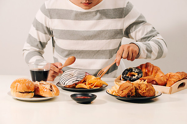 포토 JPG 해외이미지 남자 빵 탁자 패스트푸드 실내 한명 상반신 성인 앞모습 식사 치킨 햄버거 도넛 인스턴트 나무숟가락 나무포크 성인남자한명만 해외포토 1 음식 뷰포인트 가구 포크 디저트 사람 내부 숟가락 닭고기요리 남자한명만 성인남자만 파일형식 이미지허브
