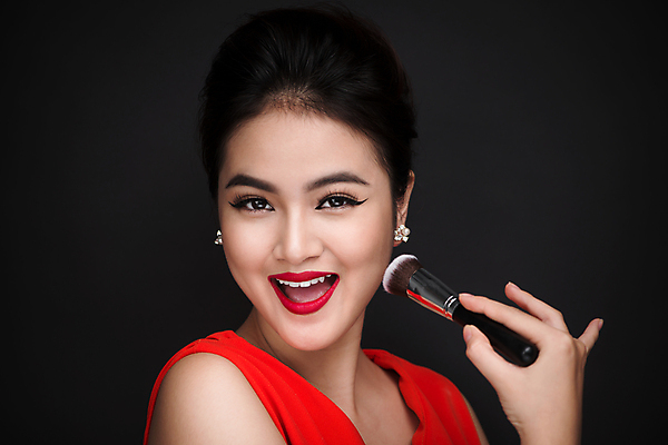 포토 JPG 해외이미지 여자 실내 한명 웃음 들기 동양인 상반신 성인 옆모습 화장 뷰티 검은색 메이크업브러쉬 성인여자한명만 해외포토 1 뷰포인트 컬러 모션 표정 사람 인종 내부 붓 여자한명만 성인여자만 파일형식 이미지허브