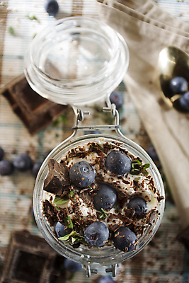 포토 JPG 해외이미지 유리병 실내 사람없음 아웃포커스 하이앵글 초콜릿 블루베리 요거트 해외포토 뷰포인트 과일 병_용기 디저트 유제품 촬영기법 내부 파일형식 이미지허브
