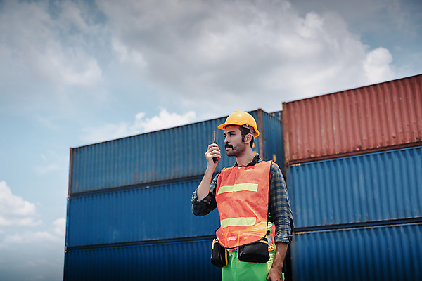 포토 JPG 해외이미지 주간 응시 남자 하늘 노동자 한명 들기 상반신 성인 야외 옆모습 컨테이너 무역 무역항 감독관 관리자 무역센터 성인남자한명만 해외포토 자연요소 직업 1 시선 산업 뷰포인트 모션 사람 남자한명만 성인남자만 파일형식 이미지허브