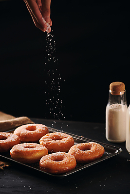 포토 JPG 해외이미지 손 검은배경 유리병 쟁반 실내 신체부위 도넛 달콤 설탕 뿌리기 해외포토 백그라운드 모션 병_용기 디저트 사람 내부 검은색 맛 파일형식 이미지허브