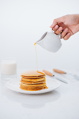 포토 JPG 해외이미지 접시 손 포크 탁자 실내 요리 들기 신체부위 우유 붓기 나이프 팬케이크 메이플시럽 시럽컵 해외포토 식기 가구 모션 유제품 사람 내부 케이크 칼 시럽 파일형식 이미지허브