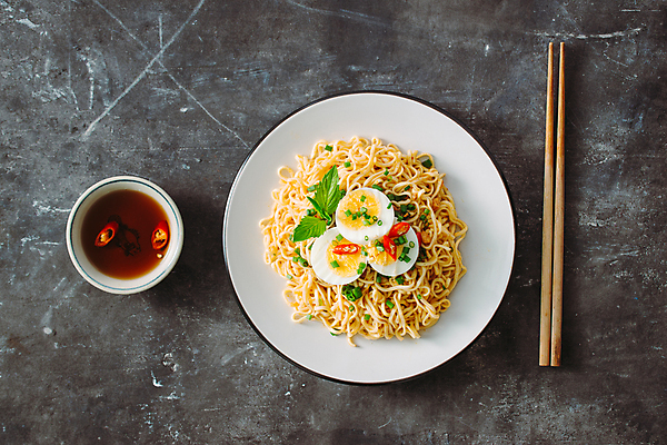포토 JPG 해외이미지 회색배경 패스트푸드 실내 사람없음 하이앵글 면류 인스턴트 나무젓가락 해외포토 음식 뷰포인트 백그라운드 젓가락 내부 회색 파일형식 이미지허브