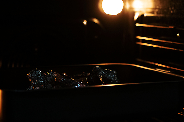 포토 JPG 해외이미지 음식 포장 조류 감자 오리 쟁반 실내 육류 요리 사람없음 주방 식사 저녁식사 치킨 튀김 축하 고명 황금 오븐 그릴 굽기 은박지 향신료 유기농 주부 허벅지 가정부 알루미늄 암탉 해외포토 동물 직업 웰빙 컨셉 채소 식재료 주방용품 내부 신체부위 가전제품 닭 암컷 구이 닭고기요리 향미료 파일형식 이미지허브