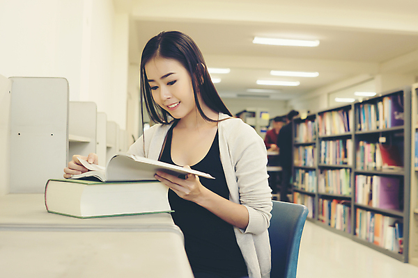 포토 JPG 해외이미지 학생 라이프스타일 여자 교육 학교 한명 사람 앉기 동양인 10대 책 스터디 독서 도서관 읽기 대학교 이해 해외포토 1 모션 청소년 인종 생활 학습 파일형식 이미지허브