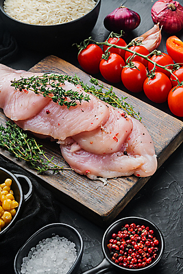 포토 JPG 해외이미지 그릇 방울토마토 검은배경 파프리카 실내 옥수수 사람없음 닭고기 신선 날것 소금 후추 나무도마 닭가슴살 백리향 해외포토 식기 백그라운드 토마토 채소 곡류 도마 육류 내부 목재 검은색 향신료 파일형식 이미지허브