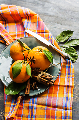 포토 JPG 해외이미지 귤 실내 사람없음 식탁보 나이프 나무배경 해외포토 식기 백그라운드 과일 내부 칼 파일형식 이미지허브