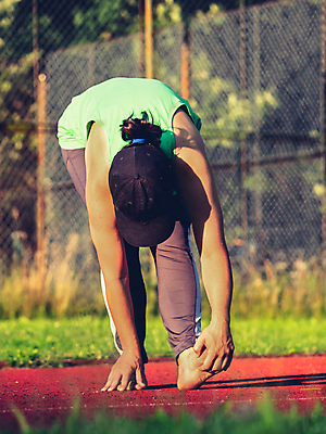 포토 JPG 해외이미지 주간 전신 여자 맨발 한명 성인 야외 앞모습 아웃포커스 운동복 스트레칭 잡기 소프트포커스 예방 웅크림 캡모자 성인여자한명만 해외포토 자연요소 모자_잡화 1 옷 뷰포인트 모션 발 촬영기법 사람 운동 여자한명만 성인여자만 파일형식 이미지허브