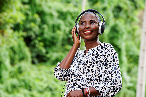 포토 JPG 해외이미지 라이프스타일 공원 여자 감정 얼굴 이어폰 컨셉 자연 휴식 건강 한명 미소 사람 여름 스마트폰 뷰티 헤드폰 소리 놀람 듣기 벚꽃 신선 휴대용 만족 점수 완벽 해외포토 1 계절 공공시설 꽃 음향기기 모션 표정 생활 신체부위 핸드폰 스마트기기 오브젝트 생태계 파일형식 이미지허브