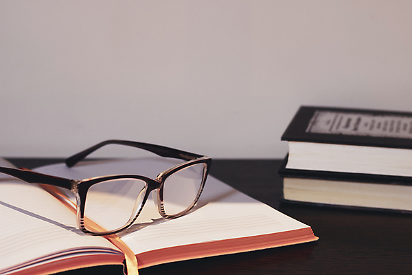 포토 JPG 해외이미지 교육 안경 비즈니스 학교 탁자 취미 사람없음 목재 책 스터디 흰색 오픈 닫기 도서관 읽기 교과서 문학 페이지 해외포토 나무 잡화 컬러 가구 재료 모션 교재 학습 파일형식 이미지허브