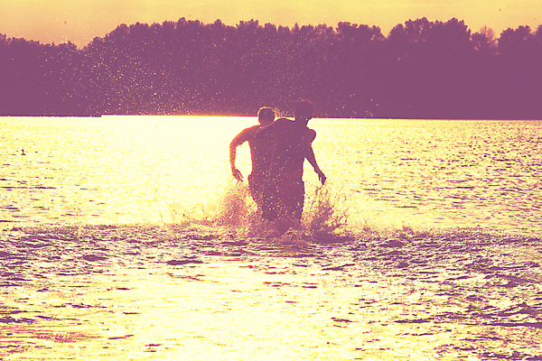 포토 JPG 해외이미지 남자 행복 실루엣 모래 바다 여행 가족 자연 하늘 휴가 휴식 함께함 미소 웃음 성인 야외 두명 물 여름 달리기 햇빛 태양 파티 맑음 점프 일몰 우정 기쁨 자유 그룹 주말 해외포토 자연요소 계절 감정 컨셉 관계 모션 날씨 촬영기법 표정 사람 이벤트 친구 노을 생태계 파일형식 이미지허브